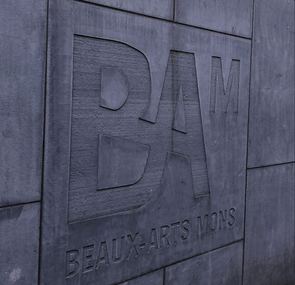 Logo du BAM gravé sur un mur, à l'entrée de celui-ci.